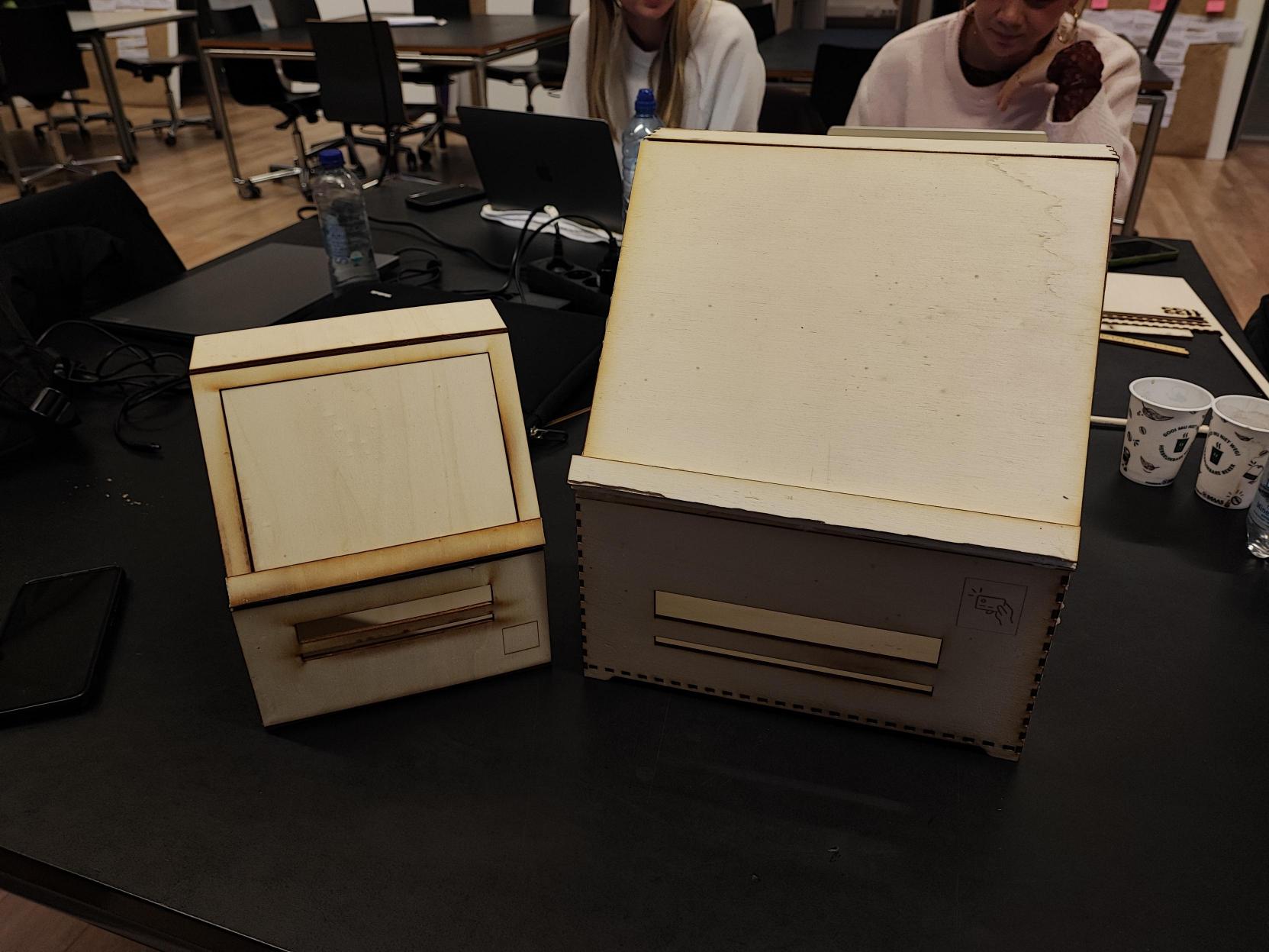 Afbeeldingen van twee dozen, dit zijn de houten prototypes van BonaPoint, de linker is een kleinere test versie