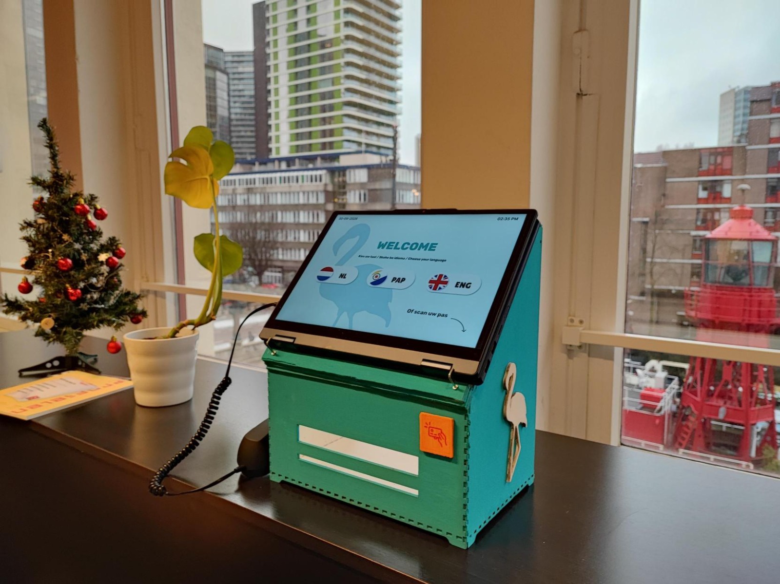 Afbeelding van het BonaPoint prototype, het is een turquoise prototype met een scherm en telefoonhoorn