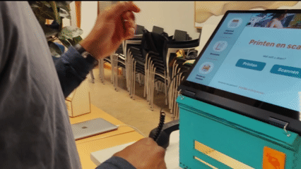 Gif van een figuur die een telefoon hoorn oppakt en op de telefoon geholpen wordt door een medewerker