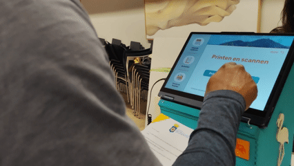 Gif van de scan functie van BonaPoint, een figuur houdt een a4 document in het prototype en het document wordt 'gescand' 